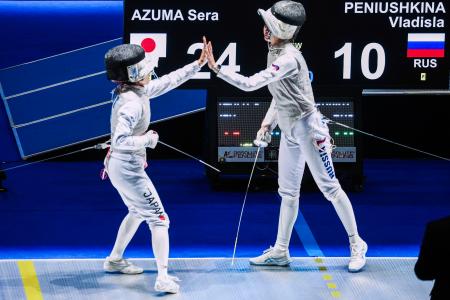 女子フルーレ団体の準々決勝でロシア選手と対戦した東晟良(左)=香港(タス=共同)