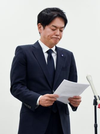 第三者調査結果を受け取材に応じる山中竹春横浜市長＝３０日午後、横浜市役所