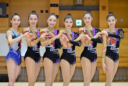 写真に納まる新体操団体代表の田口久乃（左から３人目）ら＝東京都内