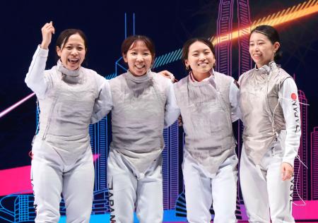 女子フルーレ団体で３位となり喜ぶ（左から）菊池小巻、上野優佳、東晟良、辻すみれ＝香港（共同）