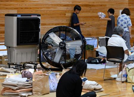 熊本県宇城市の避難所に設置された簡易型クーラーや送風機＝３０日午後６時５６分