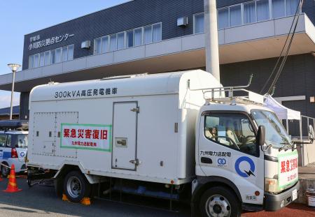 　熊本県宇城市小川町の避難所に配置された電源車＝３０日午後