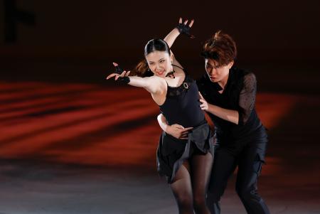 アイスショー「THE DESTINY」のリハーサルで演技する吉田唄菜(左)、森田真沙也組=30日、東京辰巳アイスアリーナ
