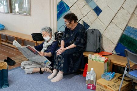 避難所となっている熊本県八代市の体育館で過ごす人たち＝３０日午後５時４１分