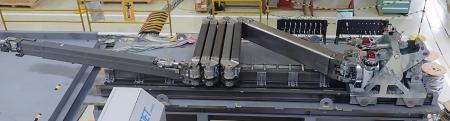 福島県楢葉町の施設で保管されていたロボットアーム。福島第１原発に設置された後、根元（右）から三つ目の関節部で不具合が見つかった（東京電力提供）