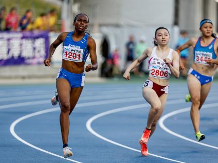 女子４００メートル予選　力走する市川のバログン・ハル（左）＝平和堂ＨＡＴＯスタジアム
