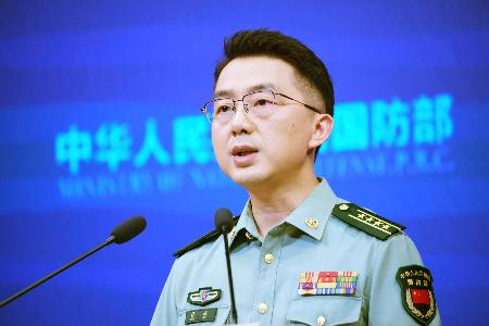 記者会見する中国国防省の蒋斌報道官＝３０日、北京（ＡＰ＝共同）