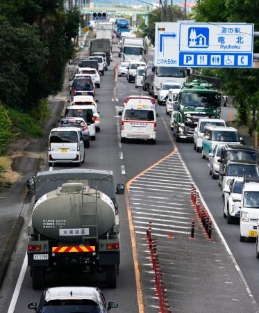 緊急車両や災害派遣の自衛隊車両も通行し、渋滞する国道３号＝３０日午前８時４７分、熊本県氷川町