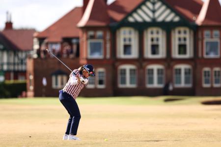 ＡＩＧ全英女子オープン第１ラウンド、１８番で第２打を放つ桑木志帆＝３０日、ロイヤルリザム・アンド・セントアンズＧＣ（ゲッティ＝共同）
