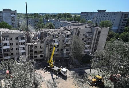 ロシアのミサイル攻撃を受けた集合住宅で作業に当たる救急隊=30日、ウクライナ西部リビウ(ロイター=共同)