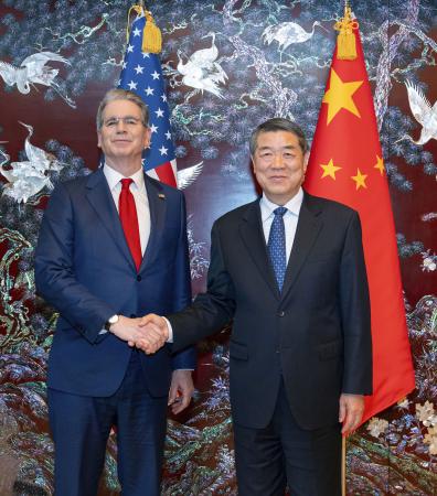 握手するベセント米財務長官（左）と中国の何立峰副首相＝５月、韓国（新華社＝共同）