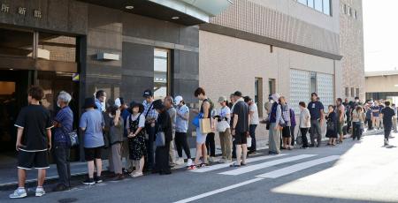 罹災証明書の申請に訪れた人たち＝３１日午前、熊本県宇城市役所