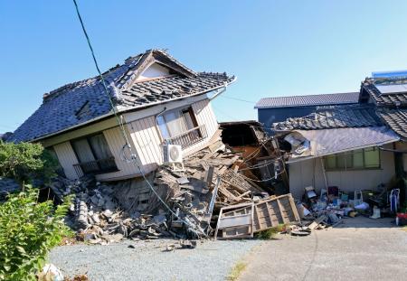 １階部分がつぶれた中根恵子さんの自宅＝３１日午前８時５６分、熊本県氷川町