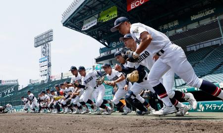 甲子園練習が始まり、グラウンドに駆け出す社ナイン