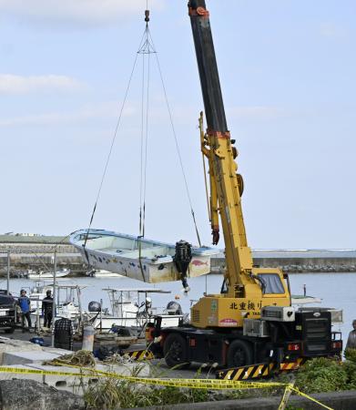沖縄県名護市の辺野古漁港で引き揚げられる、転覆した船「平和丸」＝３月１６日