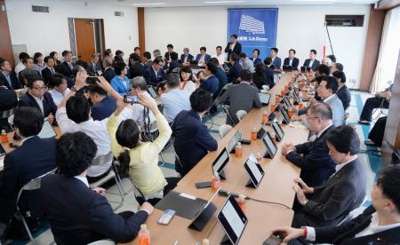 飲食料品の消費減税について議論する自民党の税制調査会と社会保障制度調査会の合同会議＝３１日午前、東京・永田町の党本部