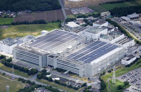 地震直後から停止しているソニーグループの半導体工場＝２９日、熊本県菊陽町
