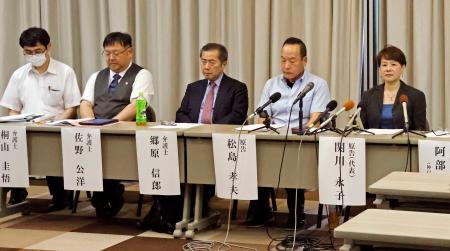 静岡県伊東市を相手取った訴訟について記者会見する原告の関川永子さん（右端）ら＝３１日午後、静岡市