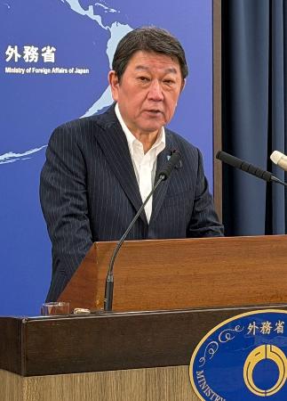 記者会見する茂木外相＝３１日午後、外務省