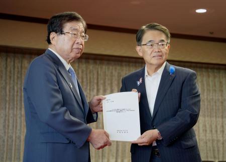 平口法相（左）に提言を手渡す愛知県の大村秀章知事＝３１日午前、法務省