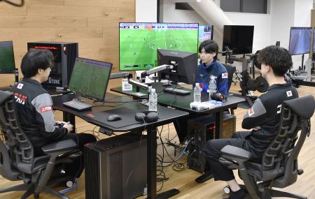 新たに設けたｅスポーツの強化、研究拠点で練習する日本代表選手ら＝３１日、東京都北区