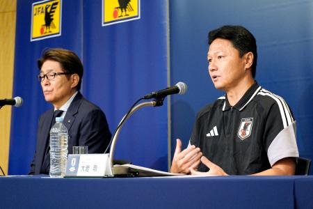 記者会見するサッカーＵ―２１日本代表の大岩剛監督（右）＝３１日午後、東京都内