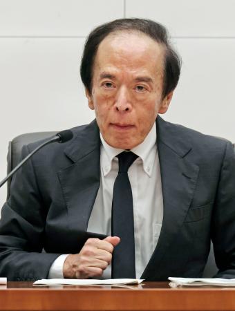 金融政策決定会合後、記者会見する日銀の植田総裁。物価上昇を抑える金融引き締めが不十分なら「利上げペースを速める」との考えを示した=31日午後、日銀本店