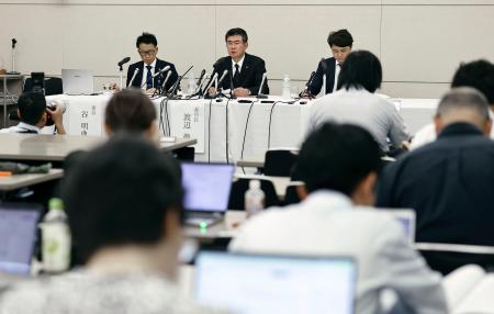 辺野古沖転覆事故に関する調査報告書を提出し、記者会見する第三者委員会=31日午後、大阪市
