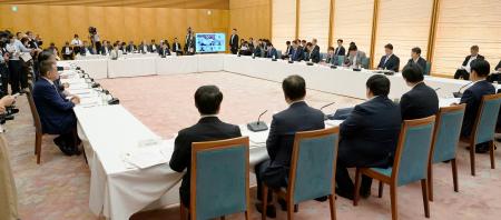 首相官邸で開かれた地域未来戦略に関する関係会議＝３１日午後