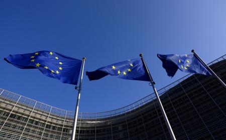 欧州連合（ＥＵ）の旗が掲げられたＥＵ欧州委員会の本部＝２月、ブリュッセル（ロイター＝共同）