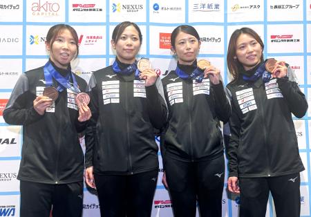 写真撮影に応じるフェンシング女子フルーレの（左から）上野優佳、菊池小巻、辻すみれ、東晟良＝３１日、東京都新宿区