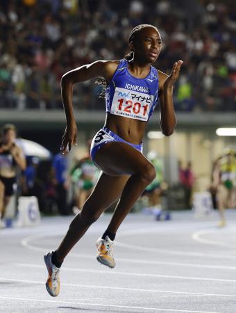 女子４００メートル決勝（タイムレース）　力走する市川のバログン・ハル＝平和堂ＨＡＴＯスタジアム