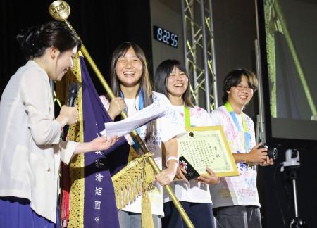 写真甲子園で優勝し、表彰式で笑顔を見せる和歌山県立神島高の浜本海里さん（左から２人目）＝３１日午後、北海道東川町