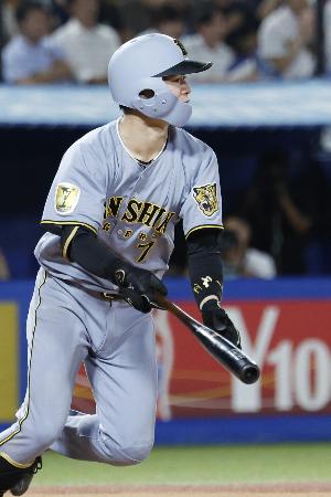 ７回阪神１死満塁、中野が右犠飛を放つ＝神宮