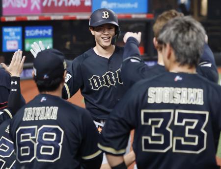 １１回、勝ち越し本塁打を放ち、ナインに迎えられるオリックス・太田＝ベルーナドーム