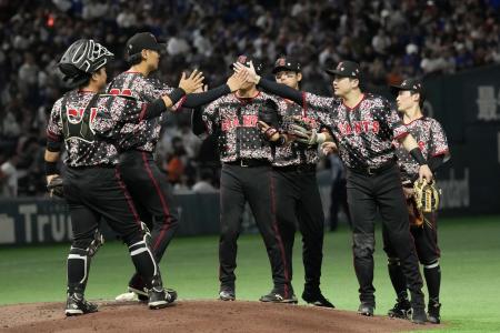 　ＤｅＮＡに勝利し、タッチを交わす巨人ナイン＝東京ドーム