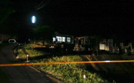 死亡した会社員の男性が刺されたとみられる岡山県倉敷市真備町の現場周辺＝３１日午後８時５７分