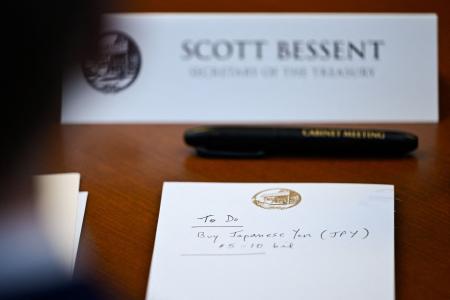 米東部時間7月31日午前11時半過ぎに撮影された、日本円購入と書かれたベセント財務長官の手元のメモ=ワシントン近郊(ロイター=共同)