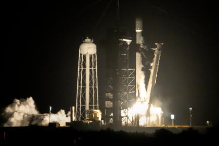 ２０２５年１月、米フロリダ州のケネディ宇宙センターから打ち上げられたスペースＸのロケット（ＡＰ＝共同）