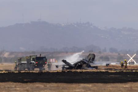 ７月３１日、米カリフォルニア州ミラマー海兵隊航空基地で墜落した戦闘機の消火活動に当たる隊員ら（Ｌｕｋｅ　Ｊｏｈｎｓｏｎ／Ｔｈｅ　Ｓａｎ　Ｄｉｅｇｏ　Ｕｎｉｏｎ―Ｔｒｉｂｕｎｅ提供、ＡＰ＝共同）