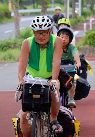 北海道に向け小学生たちと自転車を走らせる多田羅等さん＝１日午前、大阪府東大阪市
