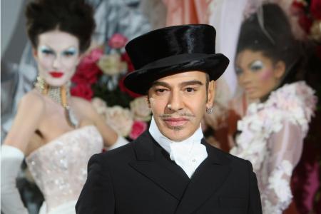 英国人著名デザイナーのジョン・ガリアーノ氏＝２０１０年、パリ（ＡＰ＝共同）