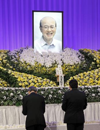 杉田和博元官房副長官のお別れの会で手を合わせる参列者＝１日午前、東京都千代田区