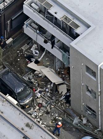 　爆発事故が起きた千葉県市川市のマンション＝１日午前９時３７分（共同通信社ヘリから）