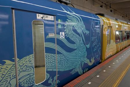 近鉄のラッピング列車「飛鳥・藤原四神ライナー」に施された青龍のイラスト＝１日午前、大阪阿部野橋駅