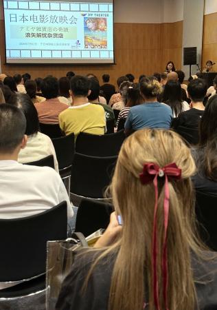 東野圭吾さん原作の映画「ナミヤ雑貨店の奇蹟」の上映会に集まった中国人ファンら＝７月３１日、中国・上海市（共同）