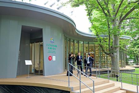 北海道大札幌キャンパスで開館した図書館「こども本の森」＝１日午前、札幌市