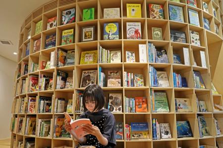 北海道大札幌キャンパスの図書館「こども本の森」の本棚=1日午前、札幌市
