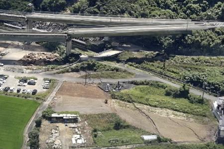 地震の影響で段差ができた熊本県八代市の南九州自動車道（上）の３Ｄ画像から。周辺の地面では断層がずれた様子も確認できる。７月３１日の空撮画像を基に作成した