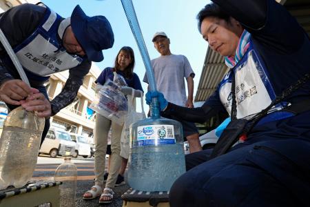 熊本県宇城市役所の給水作業＝１日午前８時３１分